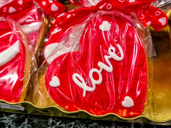 Αγίου Βαλεντίνου: Κορυφώνεται η κίνηση στα καταστήματα – Ουρές σε ανθοπωλεία και ζαχαροπλαστεία