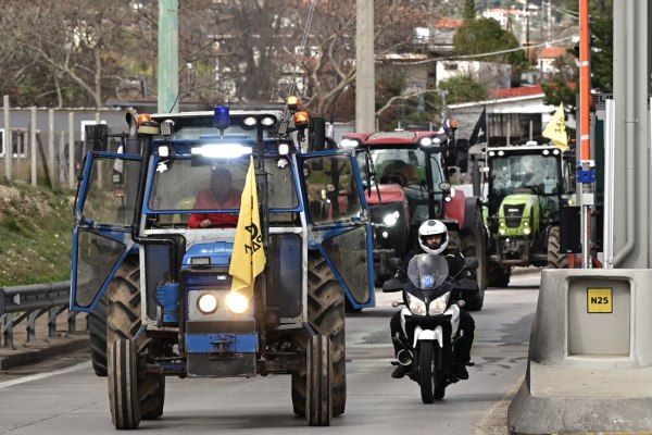 Αγρότες: Σε εξέλιξη η απόβαση στην Αθήνα – Υποδοχή από τους εργαζόμενους στο Σύνταγμα