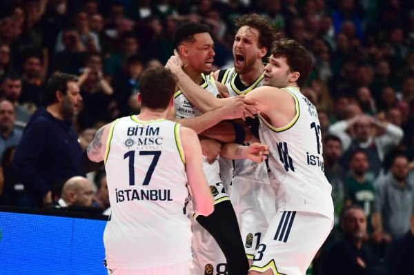 Τα…. έβαλε με τον Μπόλντγουιν η σύντροφος του Ναν: «Σε σιχαίνομαι, μικρέ άντρα!» (pic)