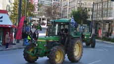 Αγρότες: Αποχωρούν από το Σύνταγμα τα τρακτέρ εν μέσω επευφημιών