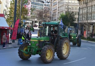 Αγρότες: Αποχωρούν από το Σύνταγμα τα τρακτέρ εν μέσω επευφημιών