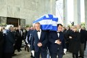 Αναστάσης Παπαληγούρας: Με την ελληνική σημαία το φέρετρο – Παρών Σαμαράς, Καραμανλής στο τελευταίο αντίο