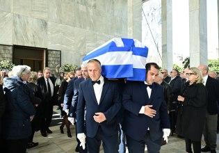 Αναστάσης Παπαληγούρας: Με την ελληνική σημαία το φέρετρο – Παρών Σαμαράς, Καραμανλής στο τελευταίο αντίο