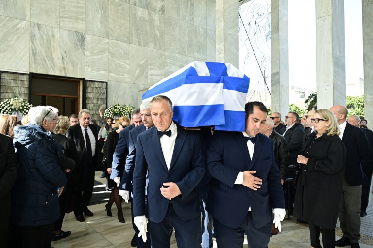 Αναστάσης Παπαληγούρας: Με την ελληνική σημαία το φέρετρο – Παρών Σαμαράς, Καραμανλής στο τελευταίο αντίο