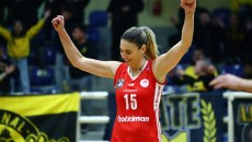 ΑΕΚ – Ολυμπιακός 1-3 σετ: Νίκη για τις ερυθρόλευκες, με 16 μπλοκ και πρώτη σκόρερ την Κούμπουρα