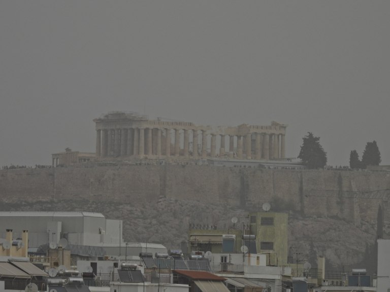 Η αφρικανική σκόνη «πνίγει» την Αττική: «Εξαφανίστηκαν» Ακρόπολη και Λυκαβηττός – Πότε θα υποχωρήσει το φαινόμενο