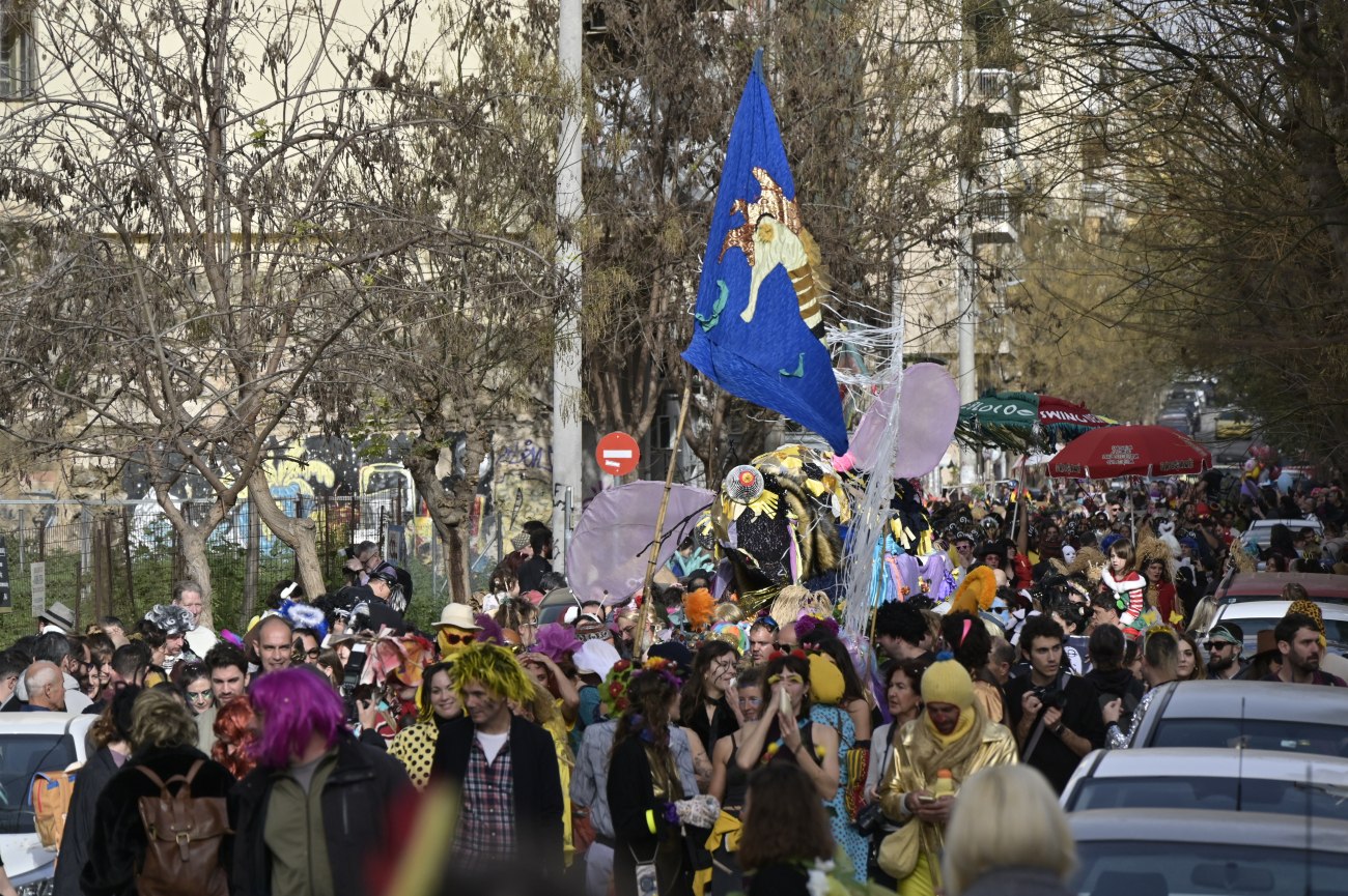 Κορυφώνονται οι αποκριάτικες εκδηλώσεις στην Αθήνα – Το απόγευμα η μεγάλη παρέλαση