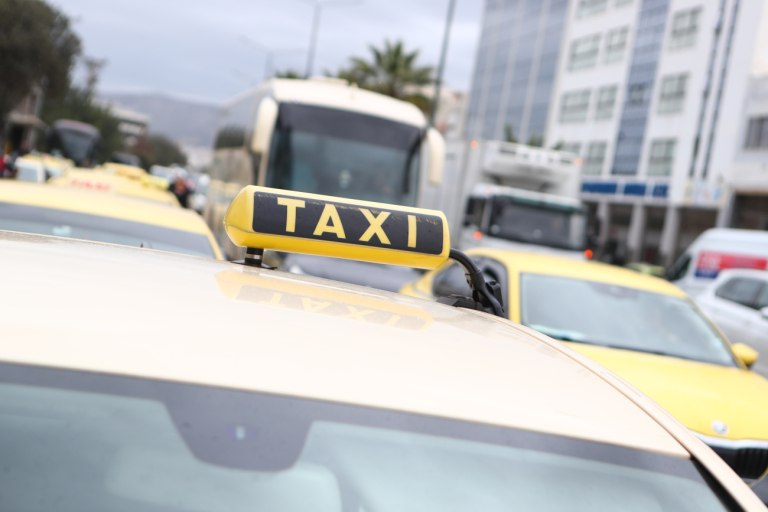 Συνελήφθη οδηγός ταξί για 56 διπλές ταρίφες στο κέντρο της Αθήνας