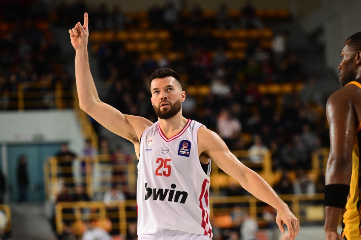 Η διευκρινιστική δήλωση του Πίτερς: «Η χρήση αυτοκόλλητων δεν αρέσει στους παίκτες»