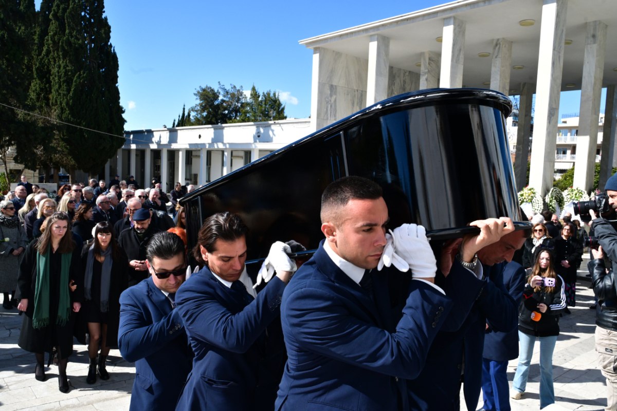 Πλήθος κόσμου στο τελευταίο αντίο στην Άννα Ψαρούδα Μπενάκη