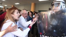 Μετωπική Γεωργιάδη-γιατρών με απειλές για απολύσεις – Σε νοσηρό κλίμα η κουβέντα για το ΕΣΥ