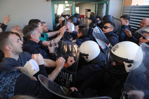 Κρατικό Νίκαιας: «Θερμή» υποδοχή Γεωργιάδη που βλέπει κομμουνιστική βία – Επίθεση των ΜΑΤ στους γιατρούς