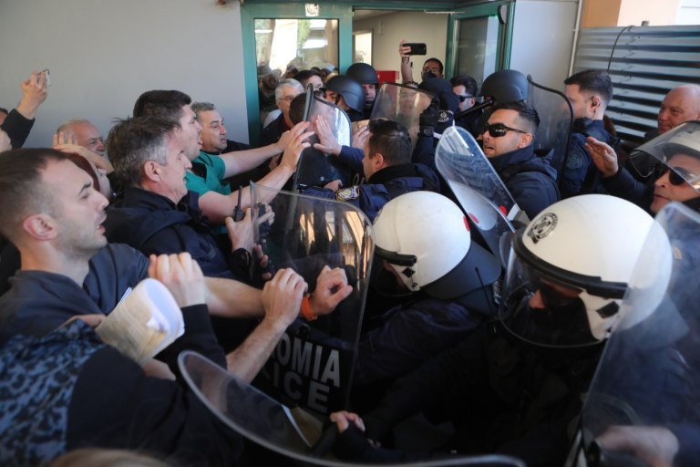 «Θερμή» υποδοχή Γεωργιάδη στο Κρατικό Νίκαιας – Επίθεση των ΜΑΤ στους γιατρούς