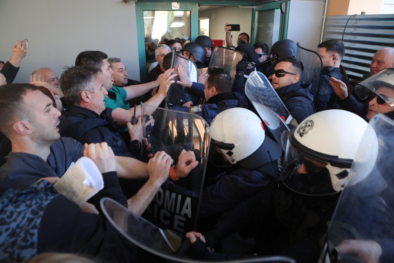 «Θερμή» υποδοχή Γεωργιάδη στο Κρατικό Νίκαιας – Επίθεση των ΜΑΤ στους γιατρούς