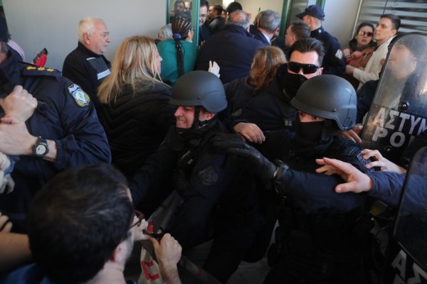 ΣΥΡΙΖΑ: ΜΑΤ και ΟΠΚΕ σε ρόλο σωματοφυλάκων του Γεωργιάδη στο Γ. Κ. Νίκαιας – Ερώτηση στον Χρυσοχοΐδη