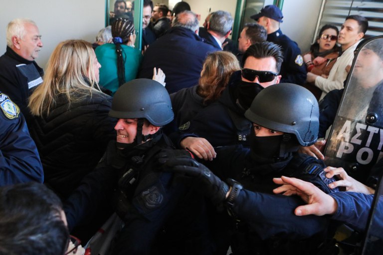 Κρατικό Νίκαιας: «Μη τολμήσουν να κάνουν διώξεις σε γιατρούς» – Τι λέει η ΕΛ.ΑΣ. για τα επεισόδια