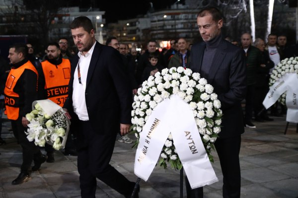 Συγκίνηση στην Τούμπα: Στεφάνια για τους αδικοχαμένους οπαδούς από ΠΑΟΚ, Θέλτα και UEFA (pics)