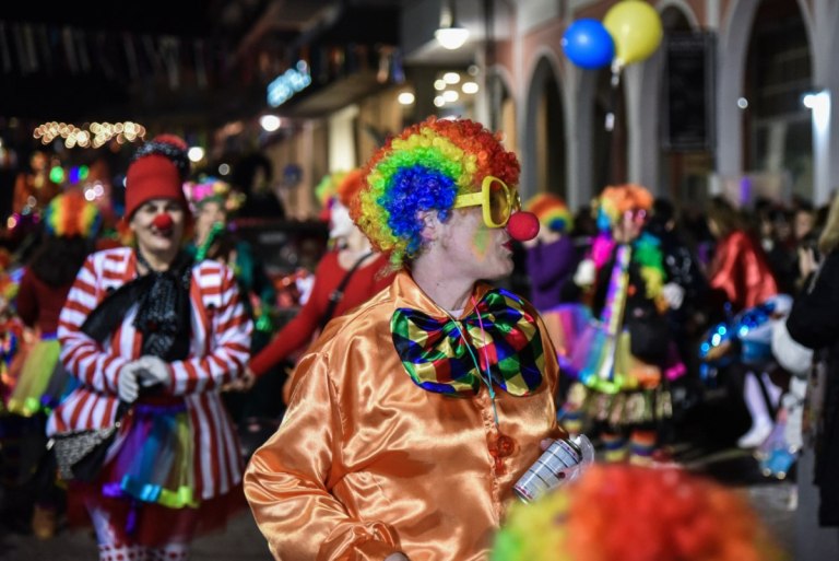 Δεκάδες συλλήψεις μασκαράδων στο καρναβάλι της Πάτρας