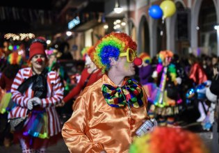 Πάνω από 50.000 καρναβαλιστές στους δρόμους για Πατρινό Καρναβάλι – Live η Νυχτερινή Ποδαράτη παρέλαση