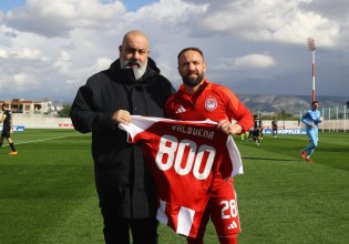 Η ΠΑΕ Ολυμπιακός βράβευσε τον Βαλμπουενά για τα 800 ματς στην καριέρα του! (pics)