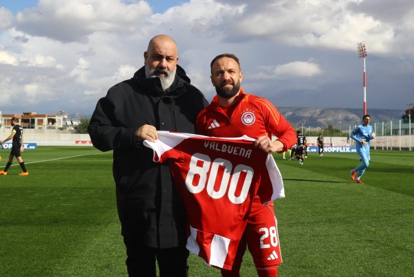 Η ΠΑΕ Ολυμπιακός βράβευσε τον Βαλμπουενά για τα 800 ματς στην καριέρα του! (pics)