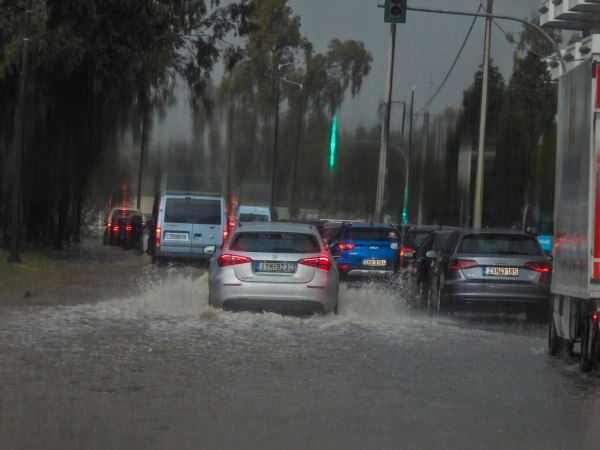 Πόσα εκατοστά βροχής μπορούν να παρασύρουν το αυτοκίνητό σου