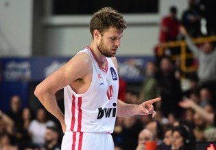 Πρόβλημα στη μέση ο Βεζένκοφ, αποχώρησε για τα αποδυτήρια ο 30χρονος φόργουορντ