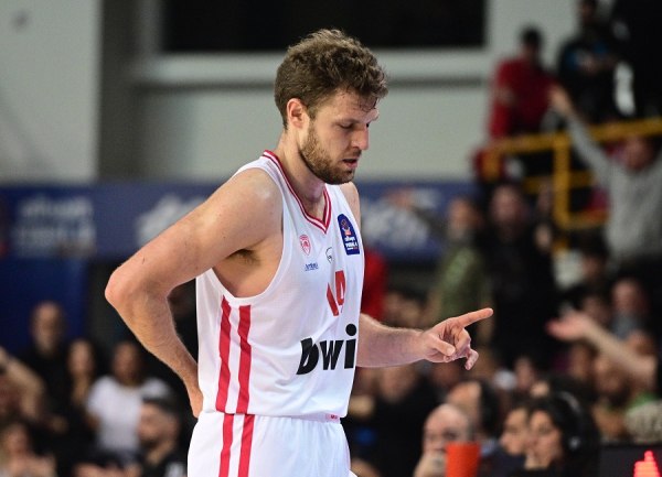 Πρόβλημα στη μέση ο Βεζένκοφ, αποχώρησε για τα αποδυτήρια ο 30χρονος φόργουορντ