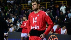 Με ζώνη στη μέση του ο Βεζένκοφ – Περπατούσε με το ζόρι μετά το τέλος του τελικού