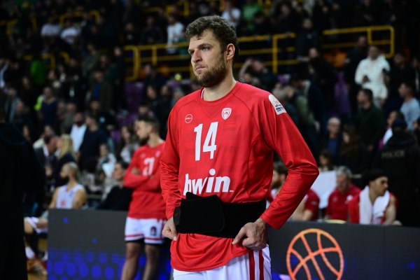 Με ζώνη στη μέση του ο Βεζένκοφ – Περπατούσε με το ζόρι μετά το τέλος του τελικού