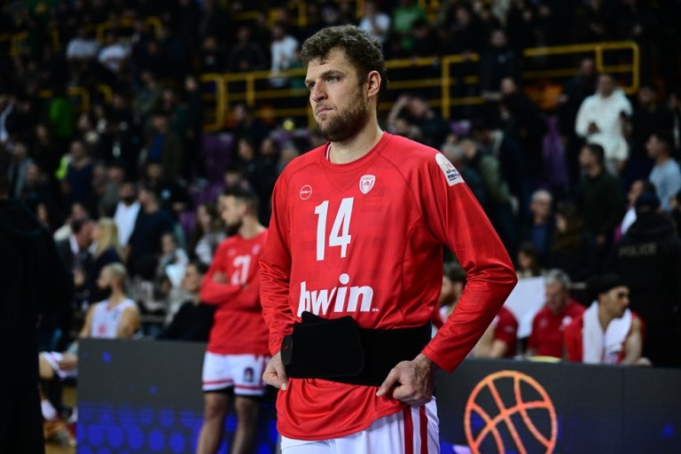 Με ζώνη στη μέση του ο Βεζένκοφ – Περπατούσε με το ζόρι μετά το τέλος του τελικού