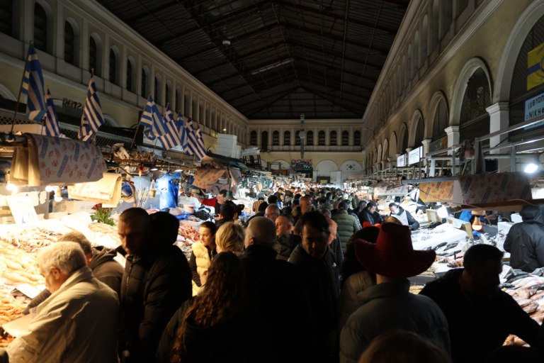 Καθαρά Δευτέρα: Ανοιχτή μέχρι το μεσημέρι η Βαρβάκειος – Πλήθος κόσμου στην αγορά