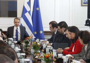 Στριμωγμένος ο Μητσοτάκης μετά την ηχηρή παρέμβαση Σαμαρά – Οι αναφορές σε «επαγγελματίες ανησυχούντες»