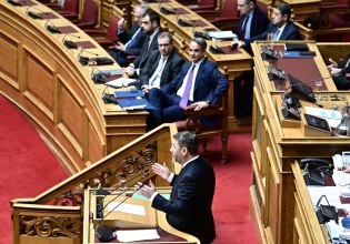 Διασταυρώνουν τα ξίφη τους Μητσοτάκης και Ανδρουλάκης για τα ενεργειακά και την ακρίβεια