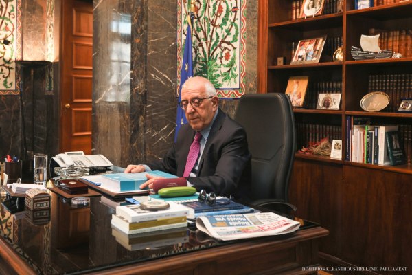 Παραδόθηκε στον Νικήτα Κακλαμάνη το πόρισμα της εξεταστικής επιτροπής για το σκάνδαλο του ΟΠΕΚΕΠΕ