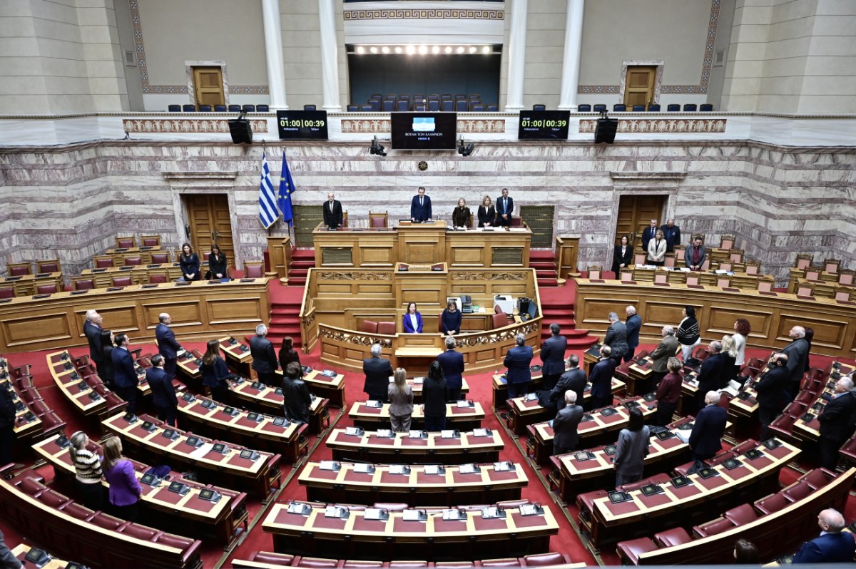 Βουλή: Ενός λεπτού σιγή για τα θύματα της τραγωδίας των Τεμπών