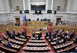 Βουλή: Ενός λεπτού σιγή για τα θύματα της τραγωδίας των Τεμπών