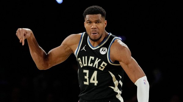 «Οι Λέικερς ετοιμάζουν πακέτο ανταλλαγής για τον Αντετοκούνμπο»