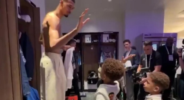 Τρομερές στιγμές του Αντετοκούνμπο με τα παιδιά του στο All Star Game: «Σε 15 χρόνια θα καρφώσεις πάνω από τον Γουεμπανιάμα»