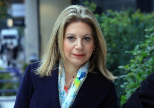 Η Καρυστιανού βάζει στο μπλέντερ του επικίνδυνου λαϊκισμού τα ελληνοτουρκικά και το Κυπριακό