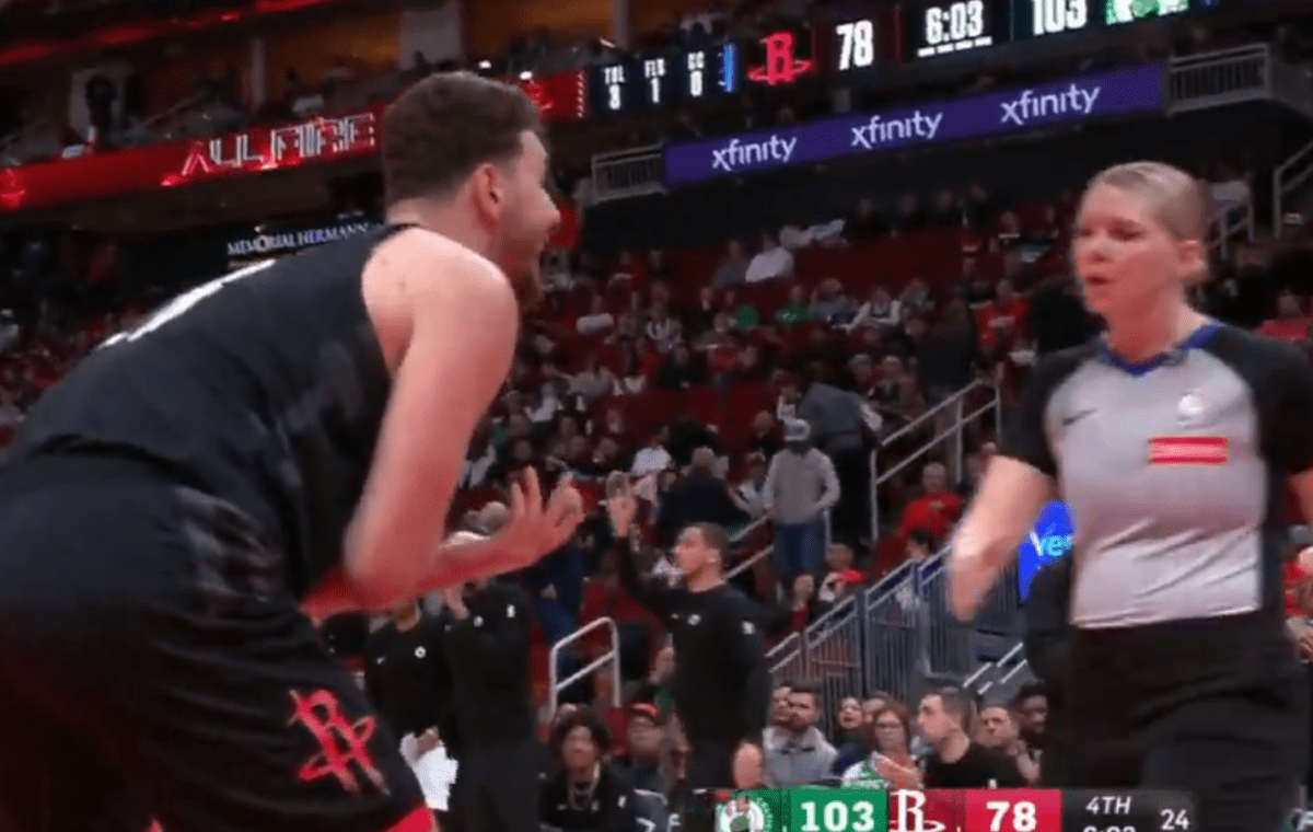 Ο Αλπερέν Σενγκούν απολογήθηκε για την σεξιστική επίθεση σε γυναίκα διαιτητή (vids)