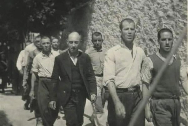 Καισαριανή: Ο Guardian για τις φωτογραφίες από την εκτέλεση των 200 – «Τώρα μπορούμε να δούμε το θάρρος τους»