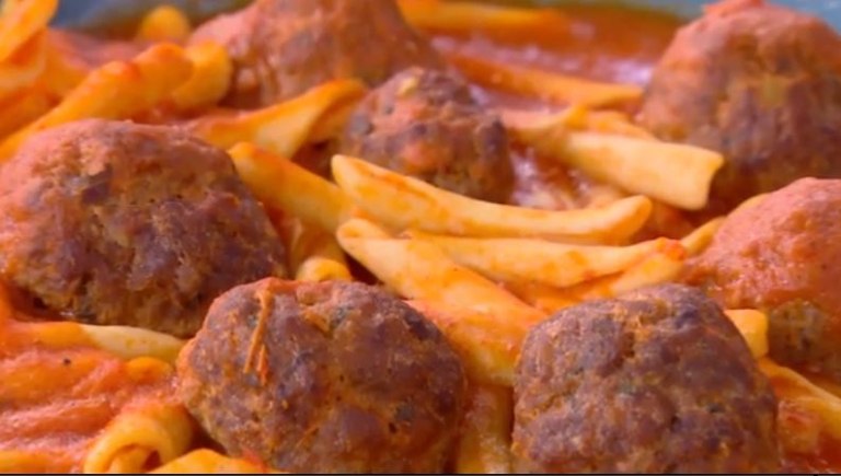 Συνταγή: Αρνίσια κεφτεδάκια κοκκινιστά με σκιουφιχτά