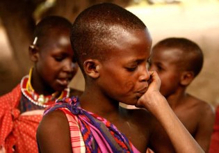 Περισσότερα από 4 εκατομμύρια κορίτσια κινδυνεύουν με ακρωτηριασμό γεννητικών οργάνων, σύμφωνα με τον ΟΗΕ