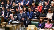 Βρετανία: Έχασε την έδρα του στο Μάντσεστερ ο Στάρμερ – Στηρίζει την ελληνικής καταγωγής Αγγελική Στόγια