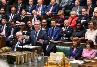 Βρετανία: Έχασε την έδρα του στο Μάντσεστερ ο Στάρμερ – Στηρίζει την ελληνικής καταγωγής Αγγελική Στόγια