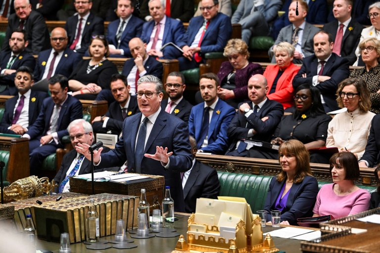 Βρετανία: Έχασε την έδρα του στο Μάντσεστερ ο Στάρμερ – Στηρίζει την ελληνικής καταγωγής Αγγελική Στόγια