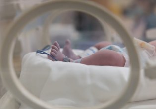 Ματίνα Παγώνη για το βρέφος με την μηνιγγίτιδα στη Ζάκυνθο: «Από φωτογραφίες δεν βγάζουμε διαγνώσεις»