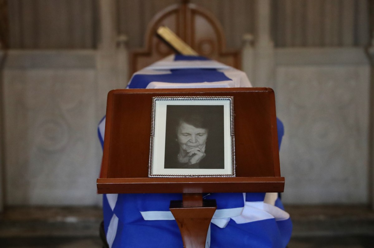 Σε εξέλιξη η κηδεία της Ελένης Γλύκατζη Αρβελέρ