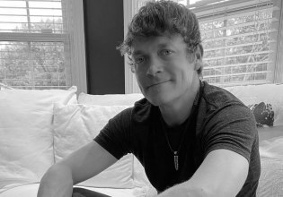 Μπραντ Άρνολντ: O τραγουδιστής των 3 Doors Down πέθανε «μετά από γενναία μάχη με τον καρκίνο»